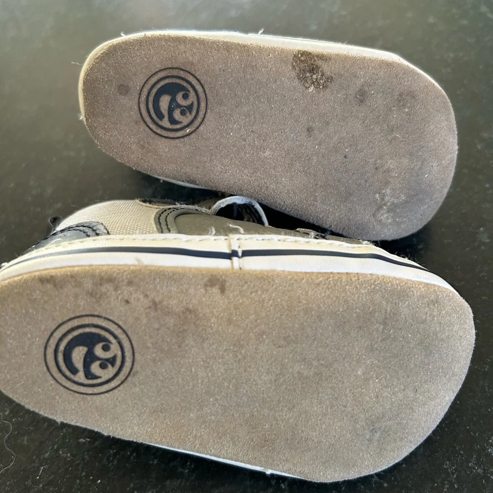 Cool crib shoes in metallic gray with navy accents. Tie with Velcro Strap size 5